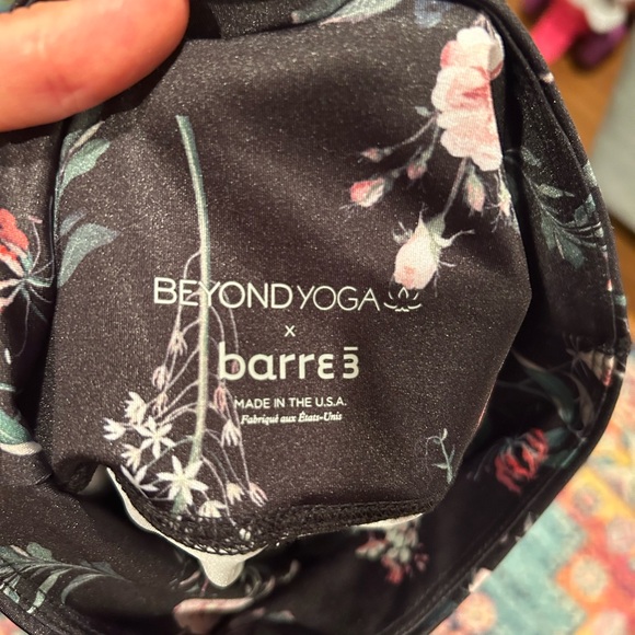 NWOT BEYOND YOGA beautiful printed leggings - Picture 9 of 10